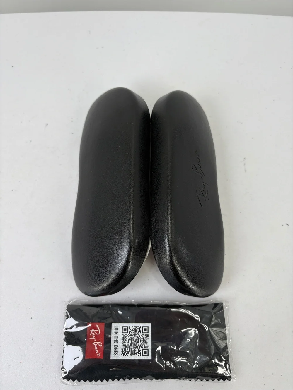 👜 Ray-Ban Black Hard Shell Glasses Case with Branded Cleaning Cloth